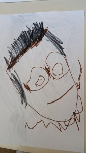 Disegno a mano libera del volto di un bambino realizzato da un bambino, con tratti spontanei e genuini che catturano l'essenza dell'infanzia.