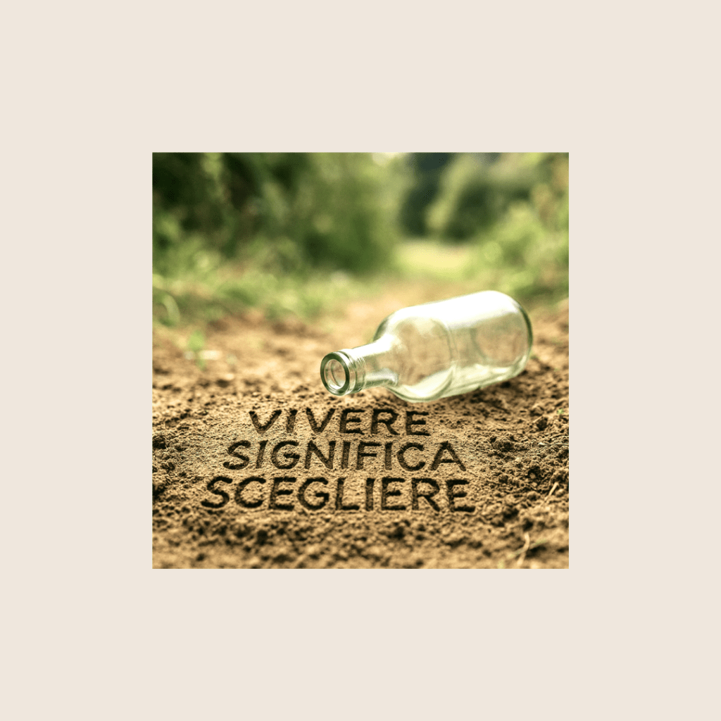 Bottiglia vuota in un bosco con la scritta "Vivere significa Scegliere" impressa nella terra.